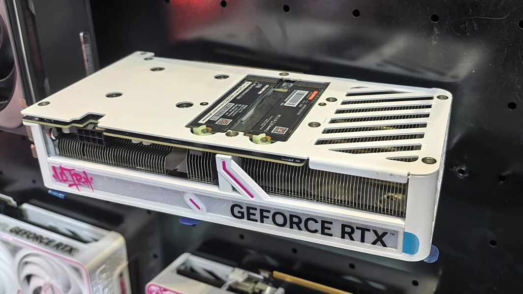 七彩虹展示 RTX 50 系显卡原型，集成双 M.2 SSD 插槽