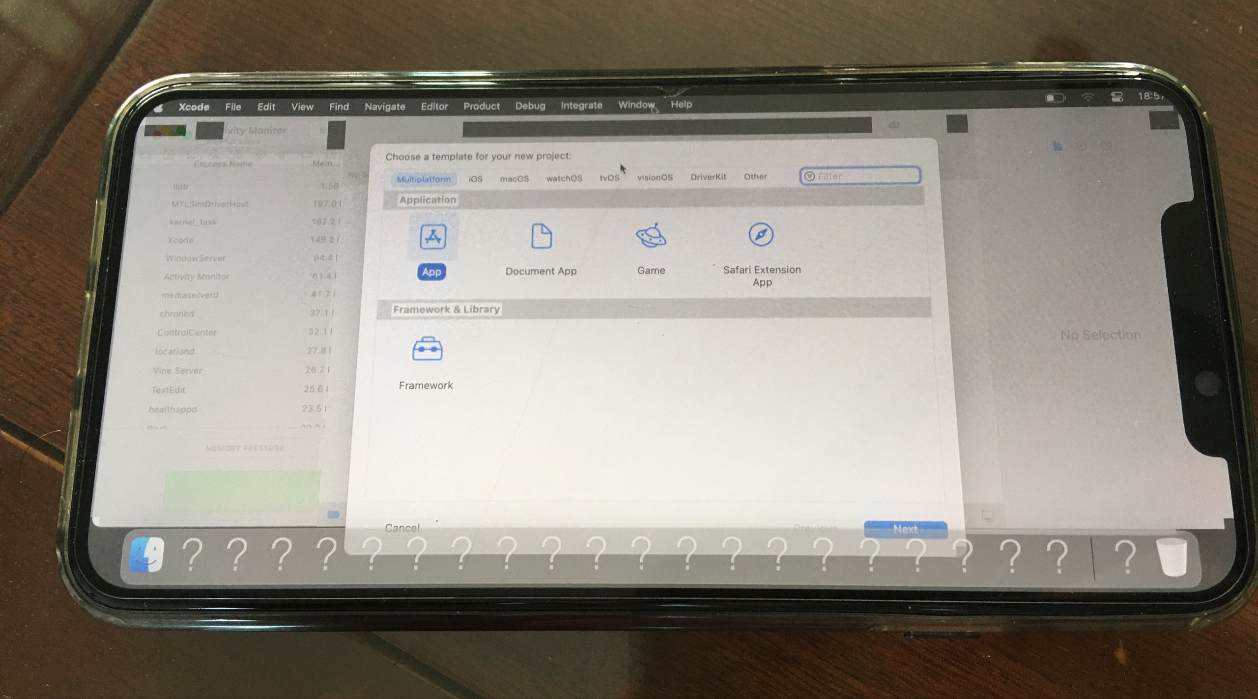 一开发者在 iPhone 上运行 macOS 及 Xcode
